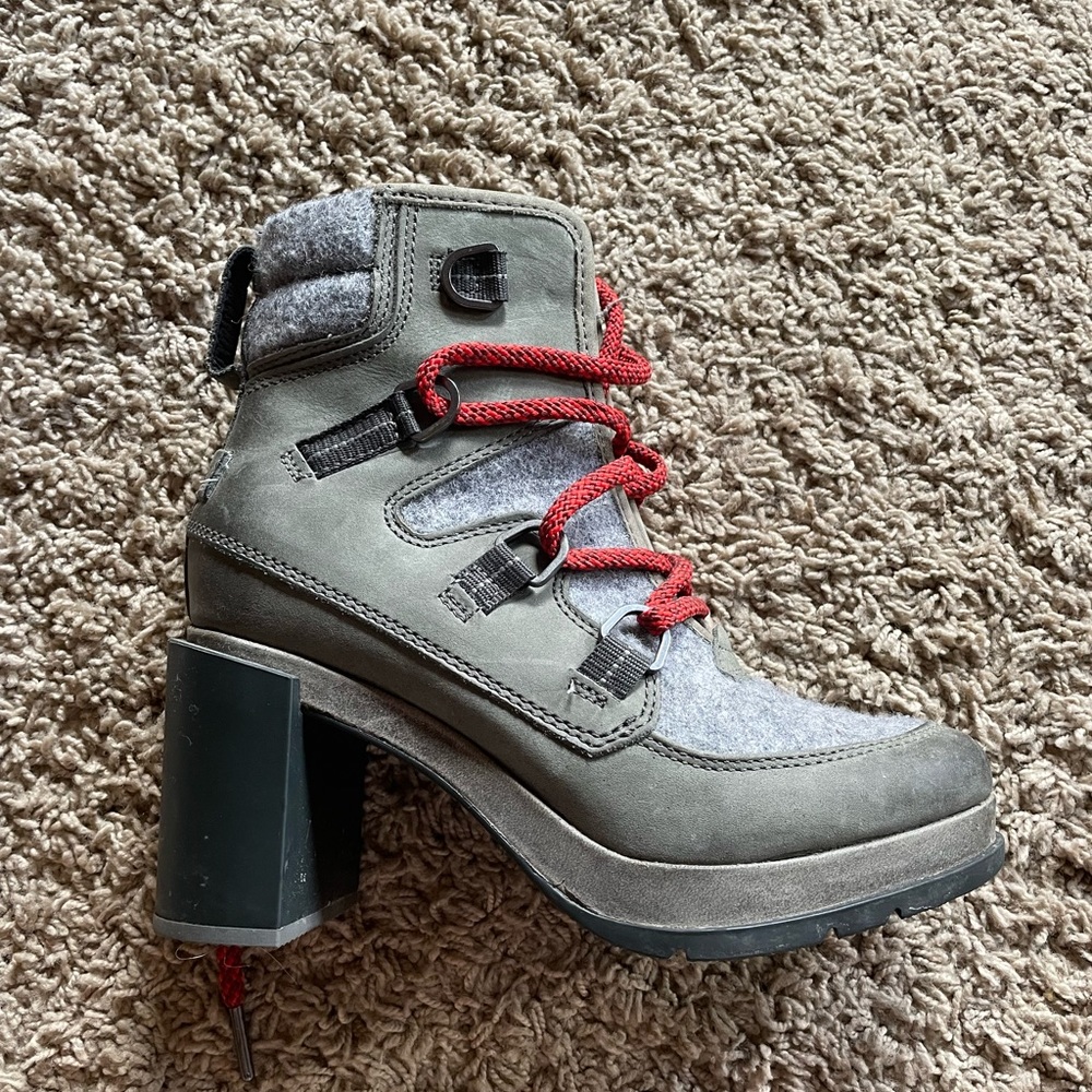 Women’s size 6 Sorel snow boots. Near new. Worn 3 times.
